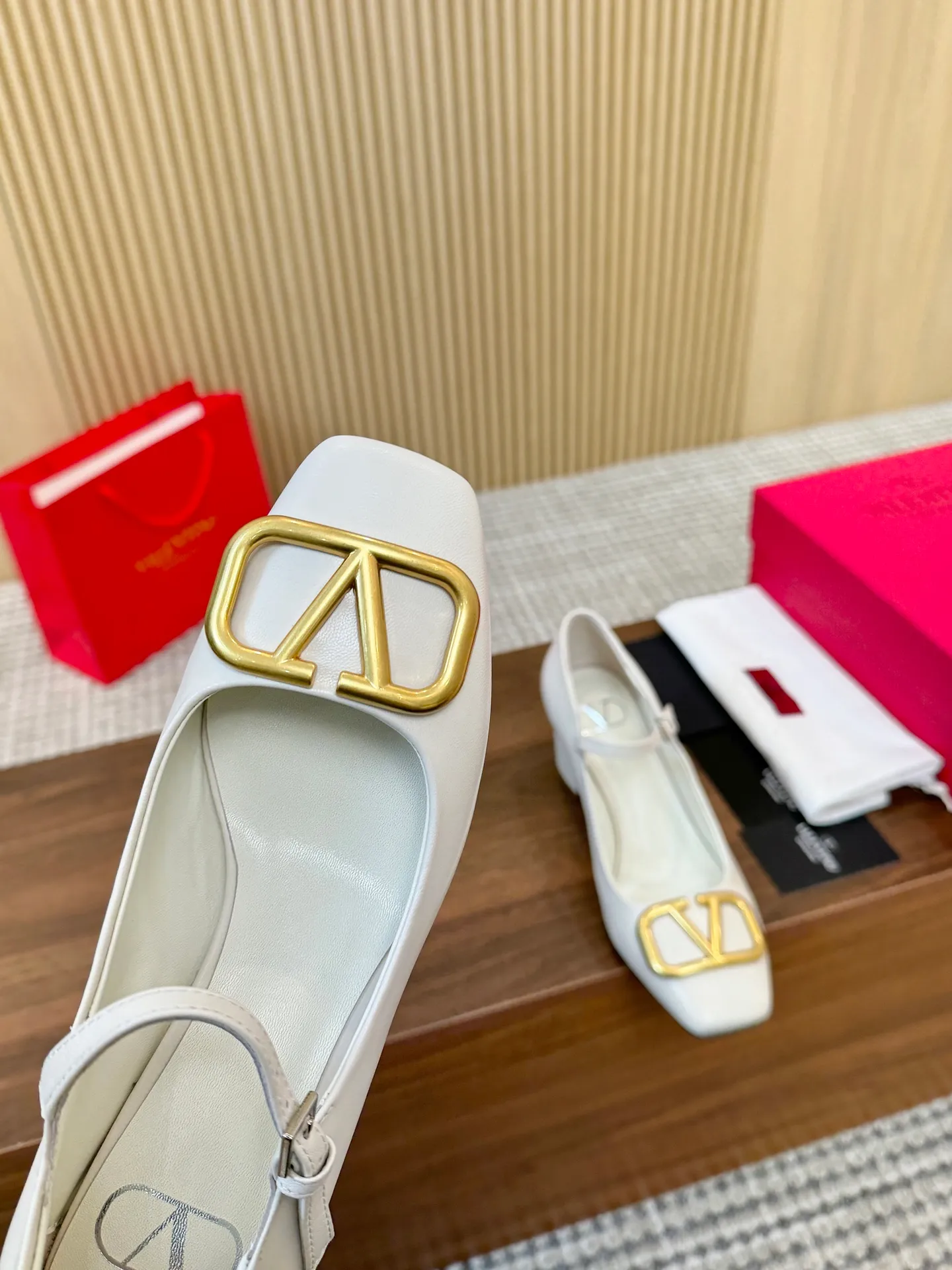 👟👟Ex-factory price 460👟👟 Genuine leather sole + 40 Valentino. Large v-buckle sandals ㊙️Latest series of counters Authentic grade version with perfect details. Authentic products are made one to one. All details are consistent with genuine ones. The upper foot is very pedicure type. The key point is that it is very good and easy to control. It does not grind the feet and does not tire the feet. Walking artifact, exclusive mold opening. The highest version on the market. Fabric: imported mixed sheepskin, lining and foot pads are all sheepskin. Code number (34 to 42) Customized sizes 34 and 42 are non-returnable and non-exchangeable. Heel height: 7.5CM. Rubber sole, leather sole +40